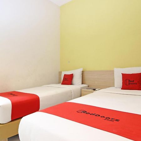 Reddoorz Plus @ Slamet Riyadi Surakarta  Exterior photo